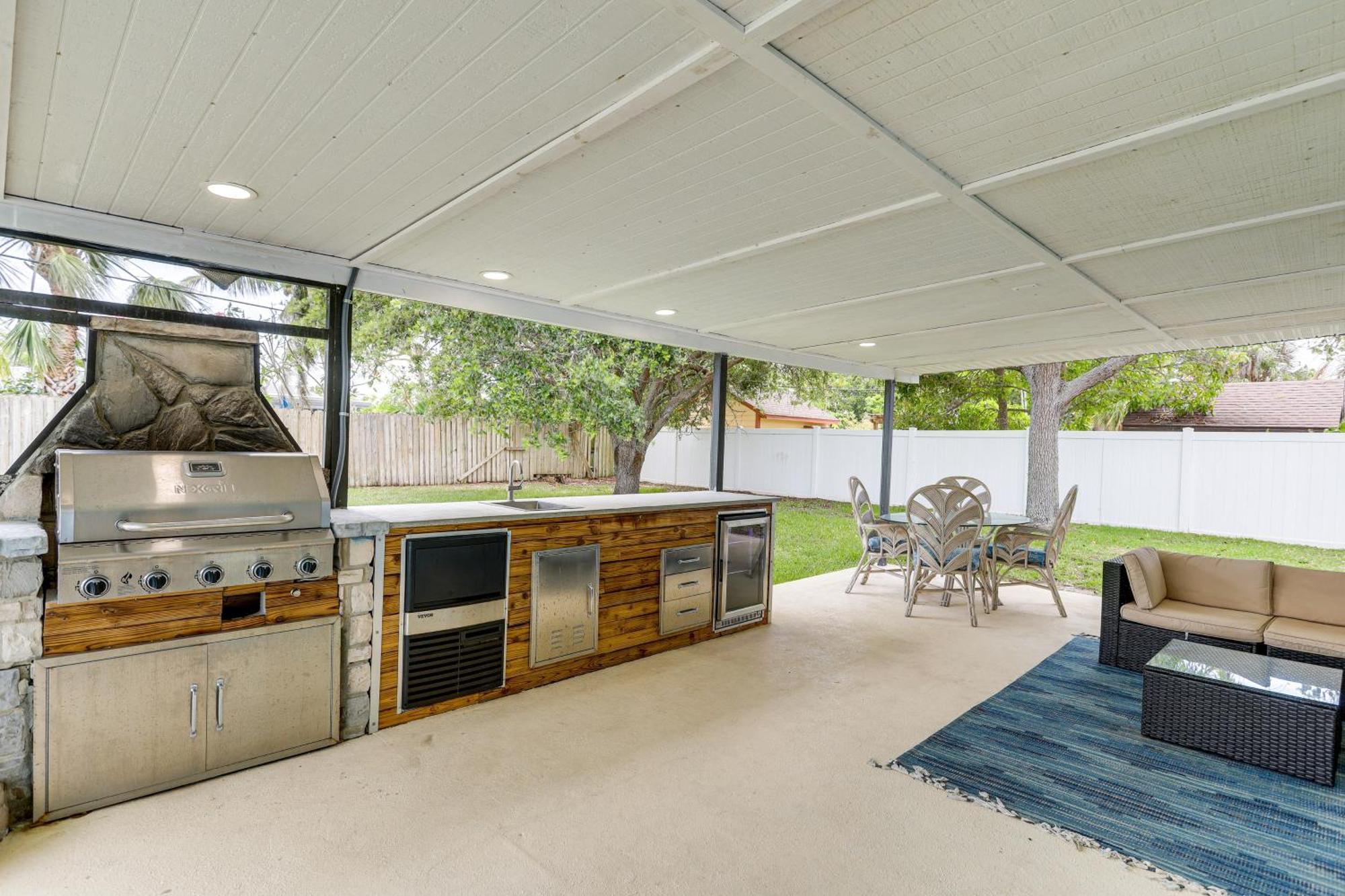 Pet-Friendly Cocoa Beach Home Walk To Beach! Exterior photo