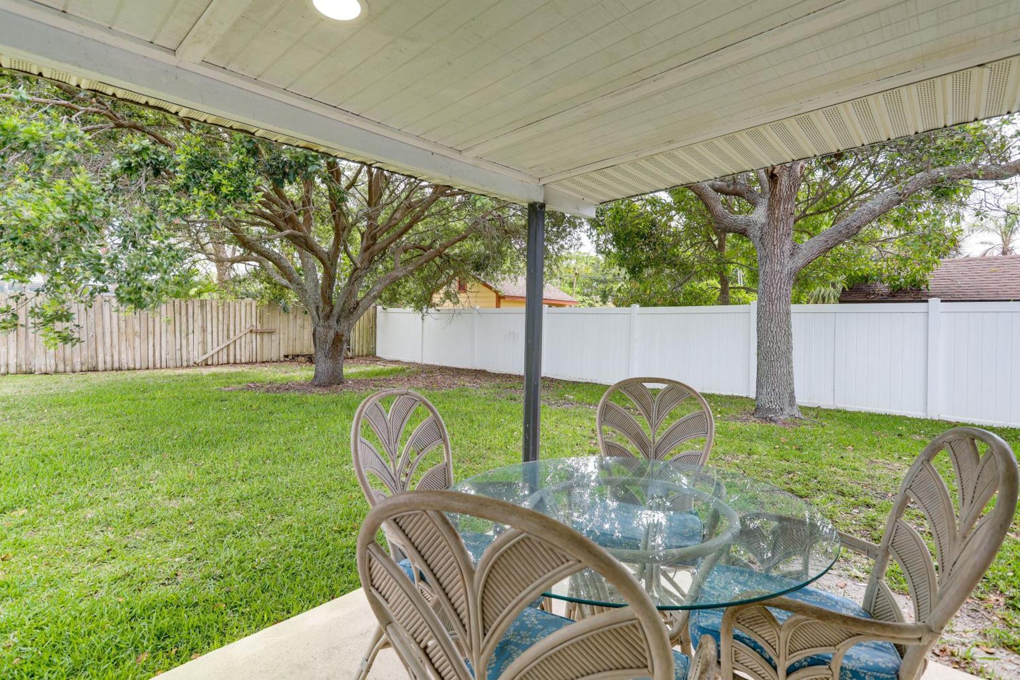 Pet-Friendly Cocoa Beach Home Walk To Beach! Exterior photo