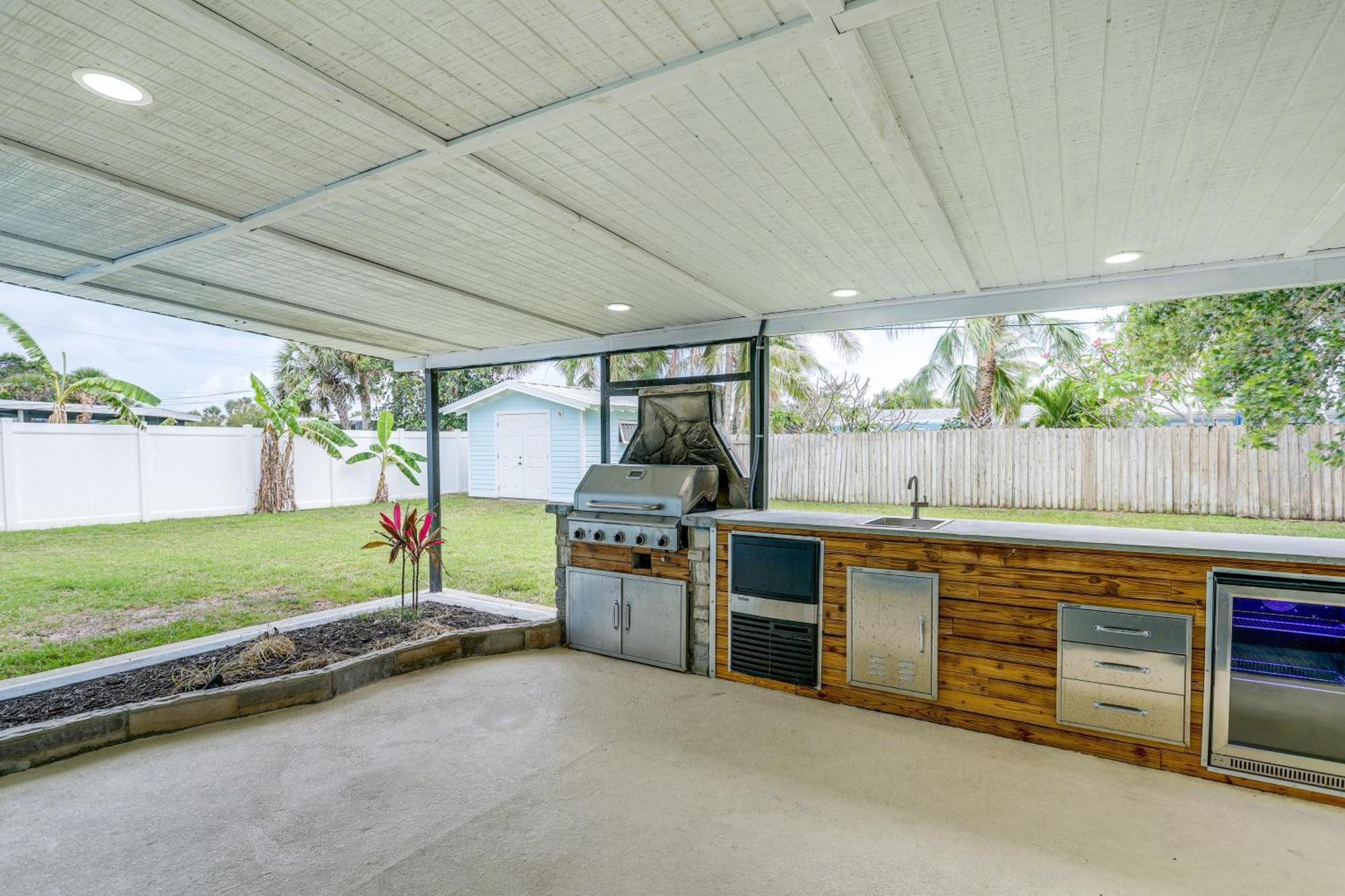 Pet-Friendly Cocoa Beach Home Walk To Beach! Exterior photo