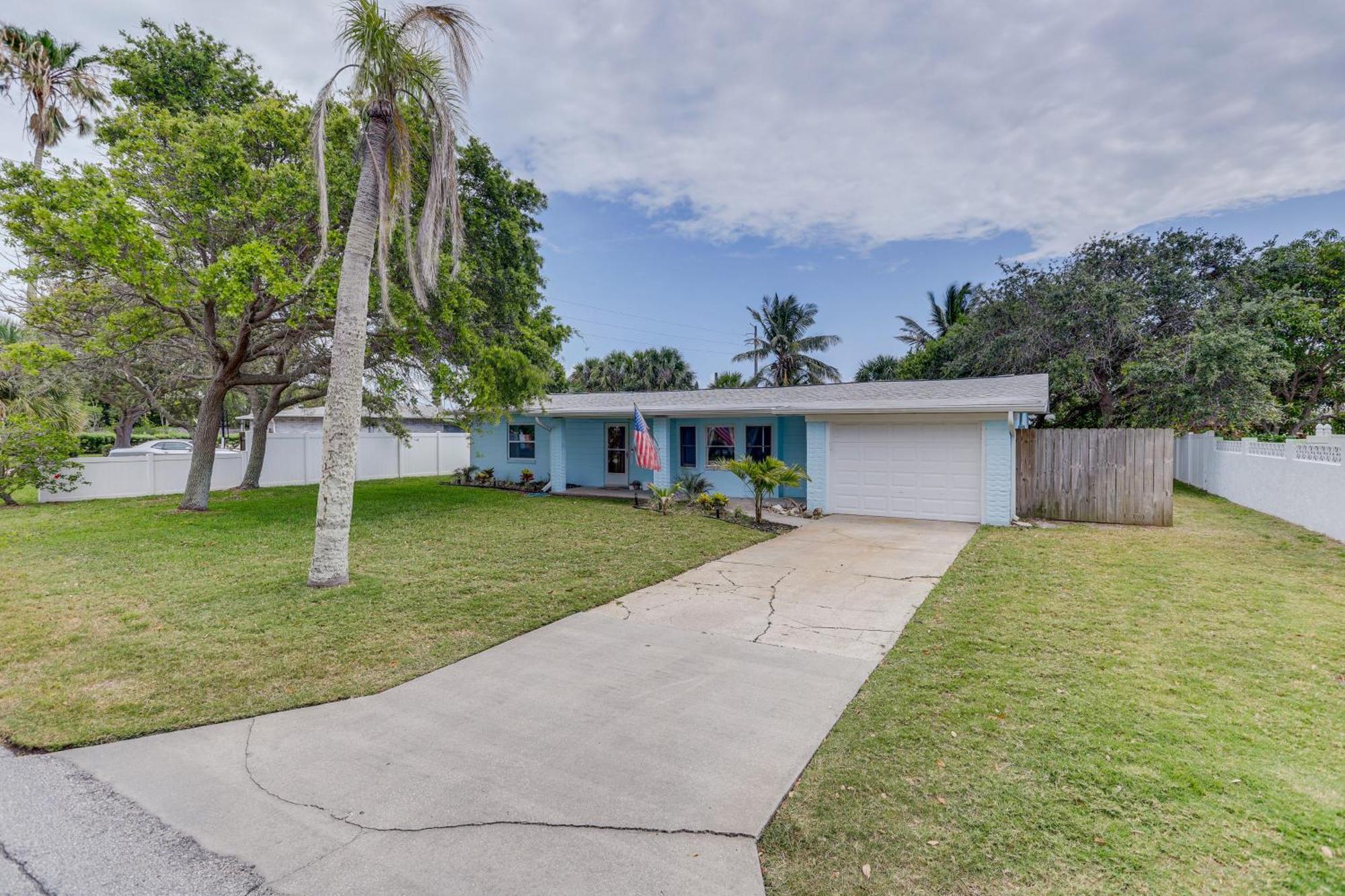 Pet-Friendly Cocoa Beach Home Walk To Beach! Exterior photo