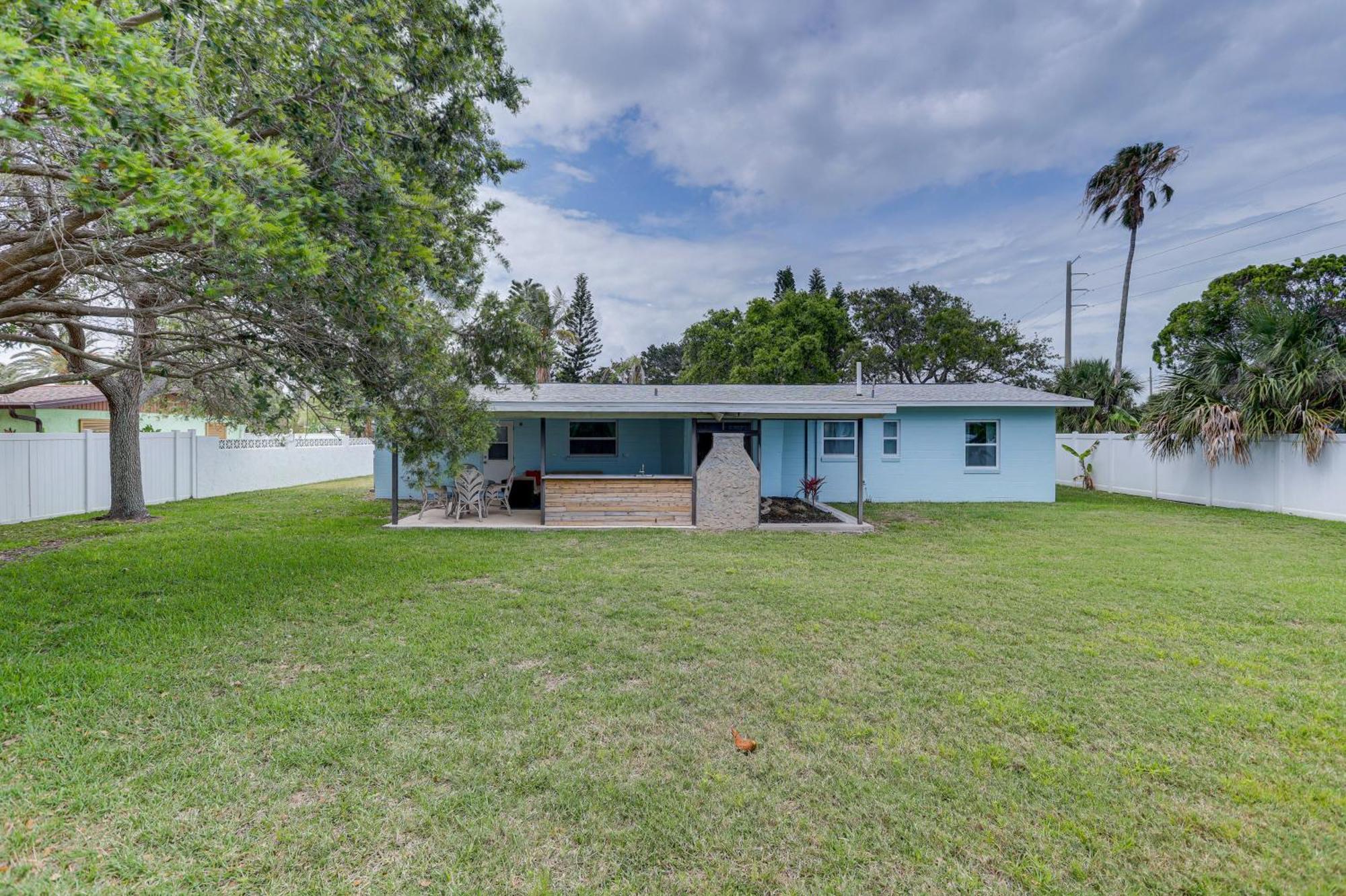 Pet-Friendly Cocoa Beach Home Walk To Beach! Exterior photo
